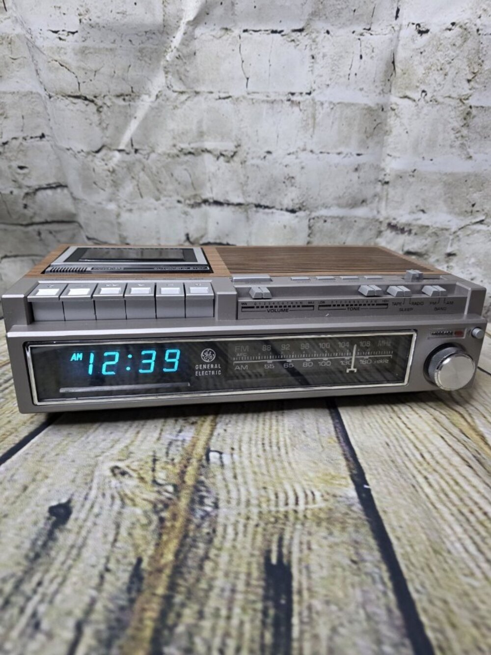 General Electric Model 7-4975 Clock Radio With Alarm And Cassette Tape VTG Works